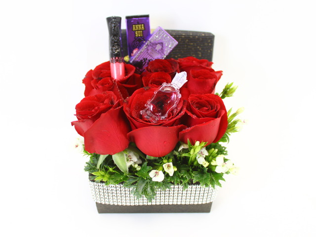 Florist Gift Set - Floral Kiss Bouquet - Red - L27126 Photo