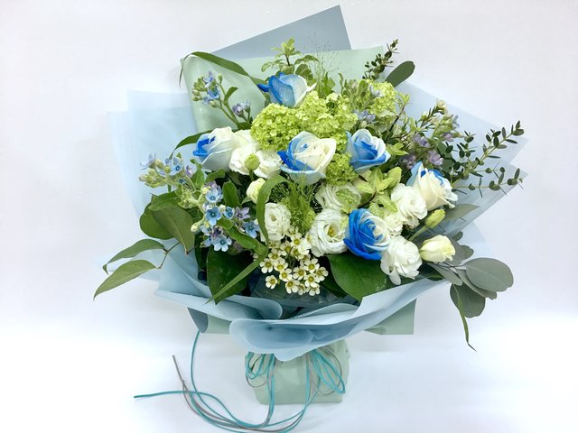 Valentines Day Flower n Gift -  Limited Edition - Blue/White rose bouquet LEB11 - 1BB0403A1VD Photo