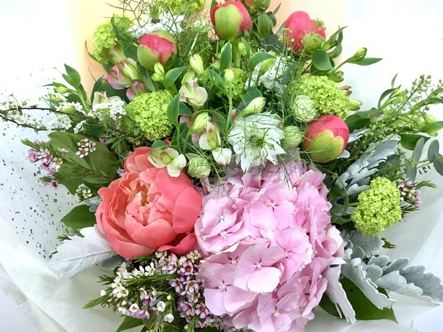 Weekly Import Flower - Mother's Day - Peony and Hydrangea Boutquet LEB17 - 1BB0425A1 Photo