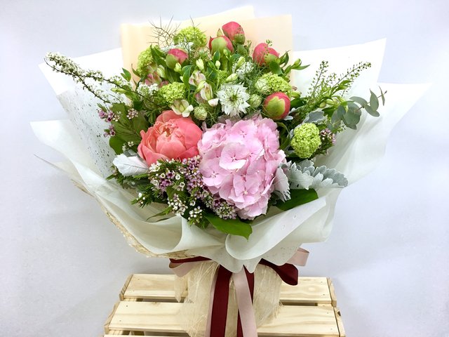 Weekly Import Flower - Mother's Day - Peony and Hydrangea Boutquet LEB17 - 1BB0425A1 Photo