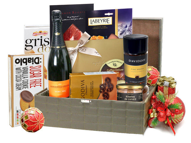 Christmas Gift Hamper - Christmas Fancy Classic Wine And Food Gift Hamper M5 - L76603449 Photo