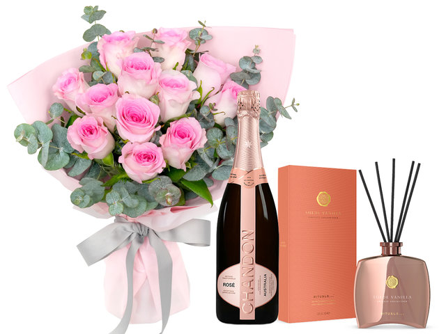 Florist Flower Bouquet - Valentine's Day Roses Bouquet Gift Combo AR15 - VB20202A2 Photo