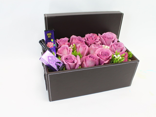 Florist Gift Set - Floral Kiss Bouquet - Purple - L27124 Photo