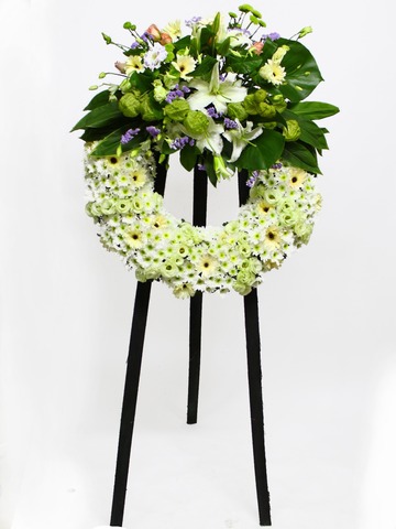 Funeral Flower - Wreath in White 1 - L11613 Photo