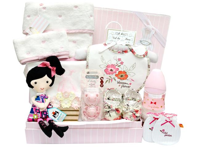 New Born Baby Gift - Baby Clothes Gift Basket z15 - L36668397 Photo