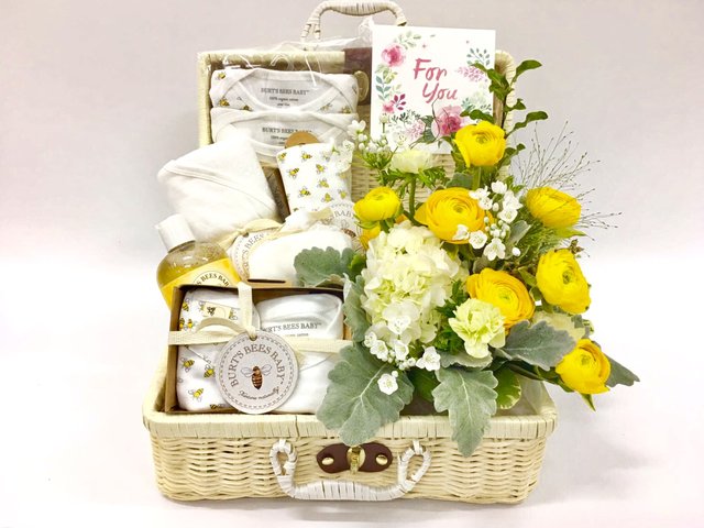 Weekly Import Flower - Limited Edition - Burt's Bee organic gift basket LE5 - 1BB0309A5 Photo