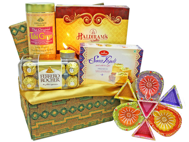 Wine n Food Hamper - Diwali gift basket 3 - L36669439 Photo